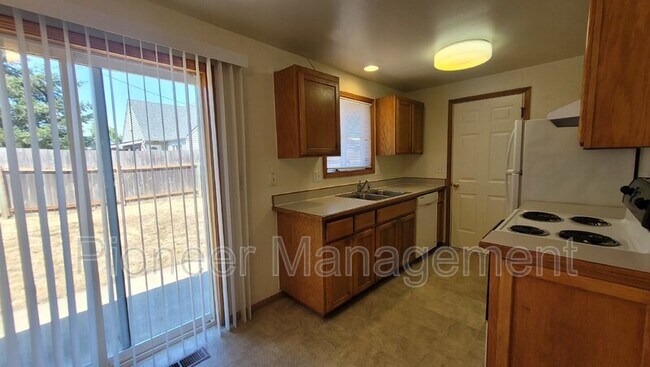 Building Photo - 4950 Forsythia St