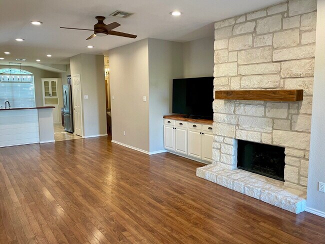 Foto del edificio - Charming 4-Bedroom Home in South Austin’s ...