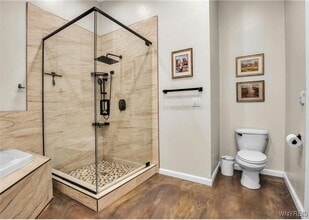 Building Photo - 185 York St