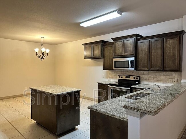 Foto del edificio - Jack Finney Blvd 6913 - 1