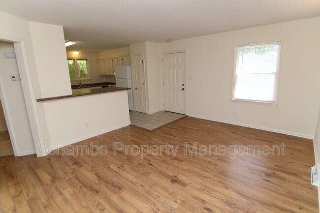 Foto del edificio - 6114 Deerwood Pl
