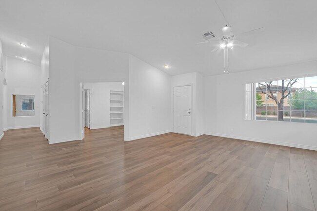 Foto del edificio - MOVE-IN READY SINGLE-STORY 4-BEDROOM 3-CAR GARAGE HOME IN HENDERSON!
