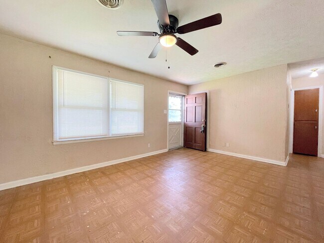 Foto del edificio - Large 3 bedroom with fenced in yard