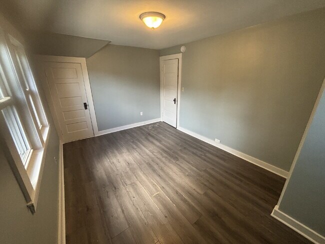 Foto del edificio - Spacious & Bright 2BR Duplex Unit Featuring Private Yard & Ample Parking