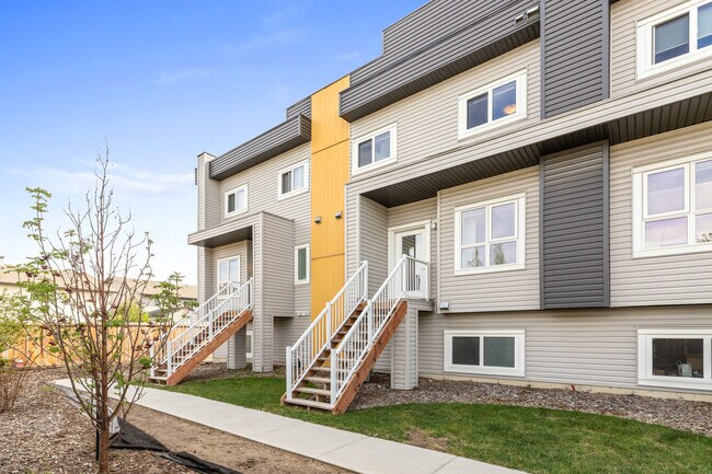 Building Photo - 1631 Hammond Cres NW