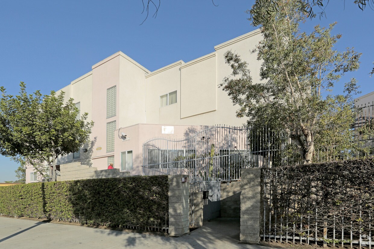 Primary Photo - Figueroa Oaks
