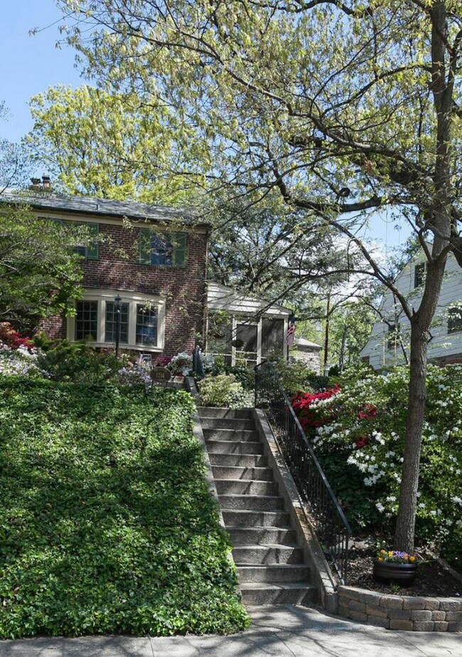 Building Photo - 1214 Roundhill Rd