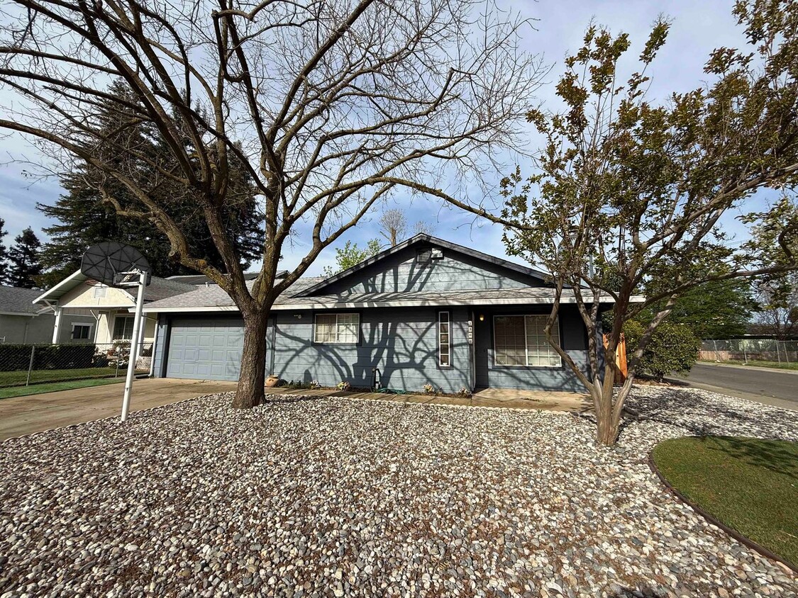 Primary Photo - 3 Bed 2 Bath Just a Short Distance to Sac ...
