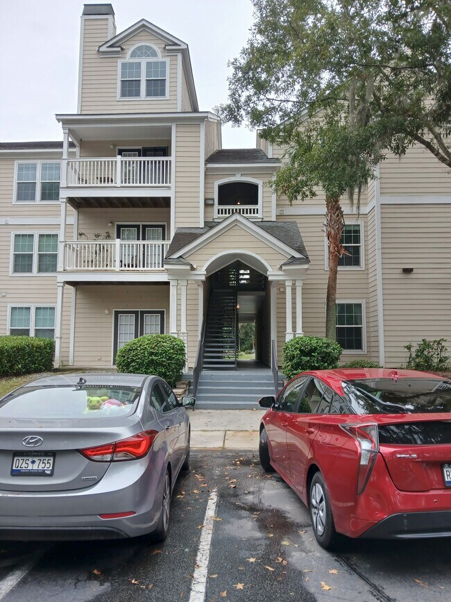 Entrada del edificio - 100 Kensington Blvd