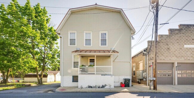 Building Photo - 26 Willow St