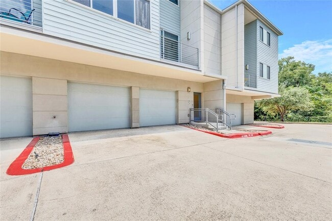 Building Photo - 604 N Bluff Dr
