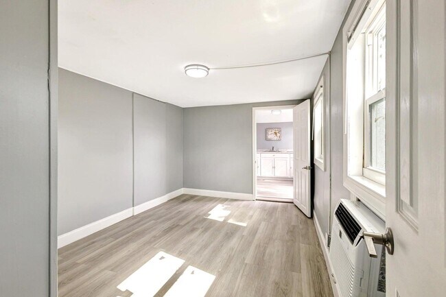 Foto del edificio - 3706 Roseland Dr