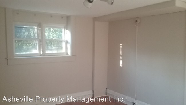 Building Photo - 205 Hillside St