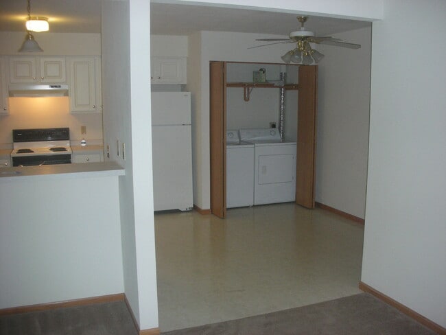 Full size washer and dryer - 203 E Lake Park Pl