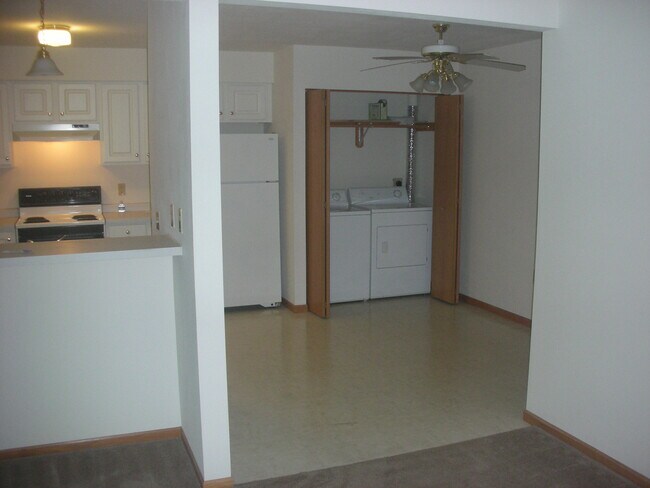Lavadora y secadora grandes - 203 E Lake Park Pl