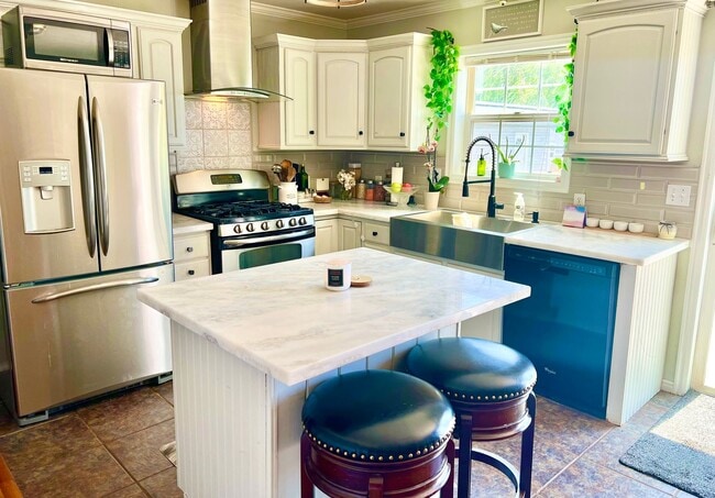 Building Photo - 4 Bed 2.5 Bath Plus Shop