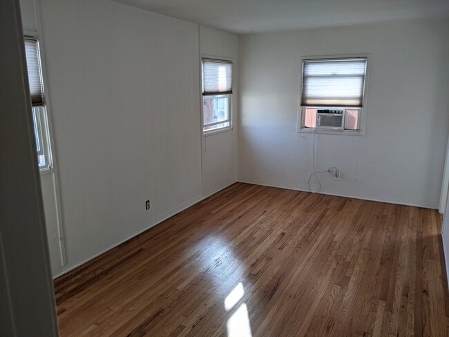 Building Photo - 1546 Rendall Pl