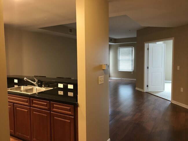 Building Photo - Fabulous Condo in the Prestigious Beauvall...