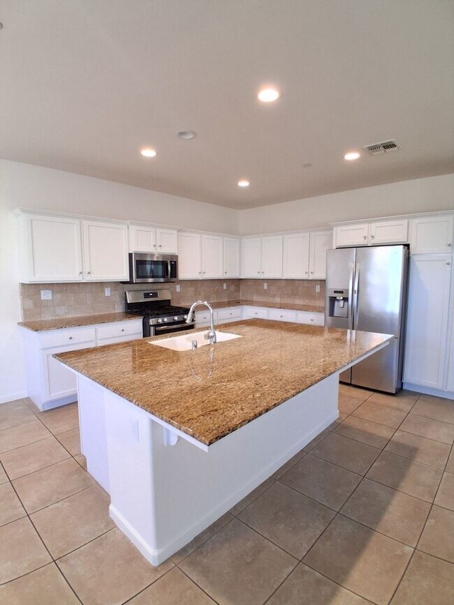 Foto del edificio - Beautiful 4 Bed / 3 Bath Home in Desirable Clovis Neighborhood