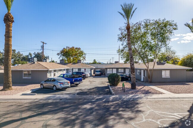 Foto del edificio - 3121-3123 W Almeria Rd