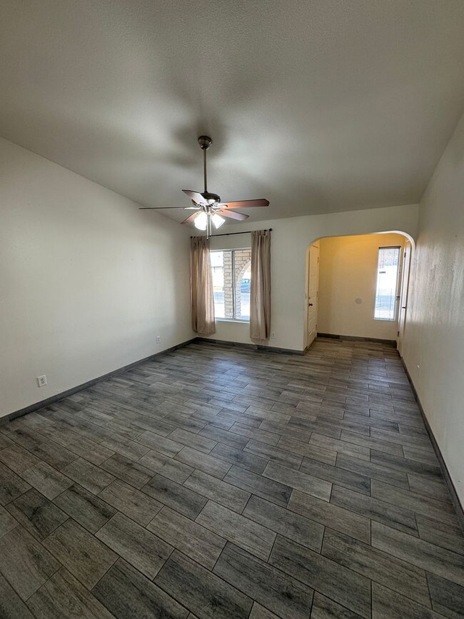 Building Photo - Cozy 3 bed / 2 bath home close to the 101 ...