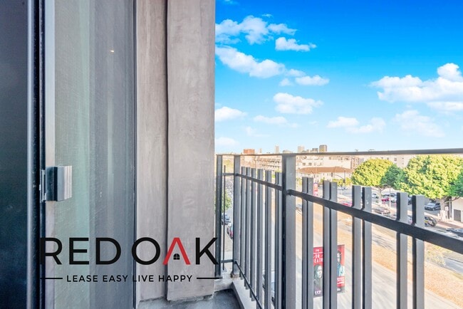 Building Photo - 8811 Burton Way