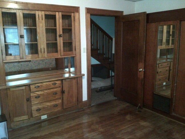 Building Photo - 515 E 8th St