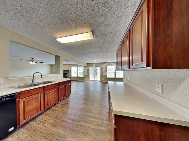 Foto del edificio - 13993 Meadow Lake Dr