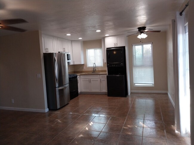 Foto del edificio - 813 N Carey Rd