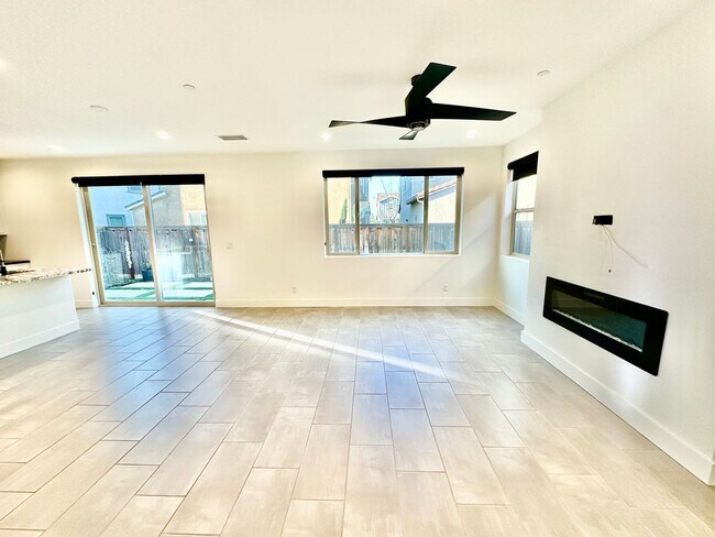 Building Photo - Newly Built 3/2.5 Home in Tesoro Viejo Community