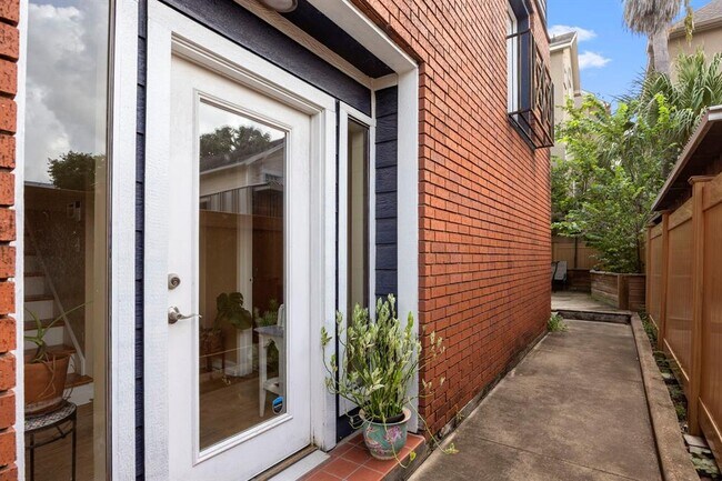 Foto del edificio - 2415 Dunlavy St