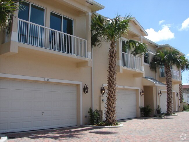 Building Photo - Sapphire Bay