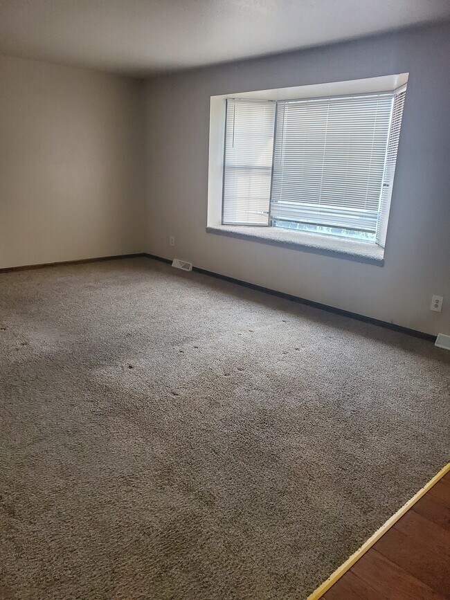 Living room with bay window - 1078 N Pond Dr