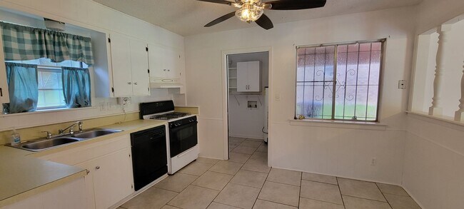 Foto del edificio - Gorgeous 3 bedroom/1.5 bath home!