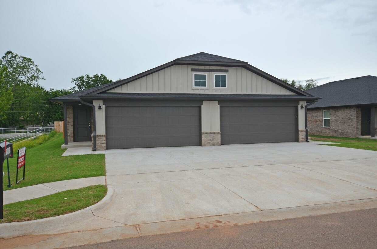 Foto principal - 3 Bed 2 Bath 2 Car Duplex in Chisholm Cree...