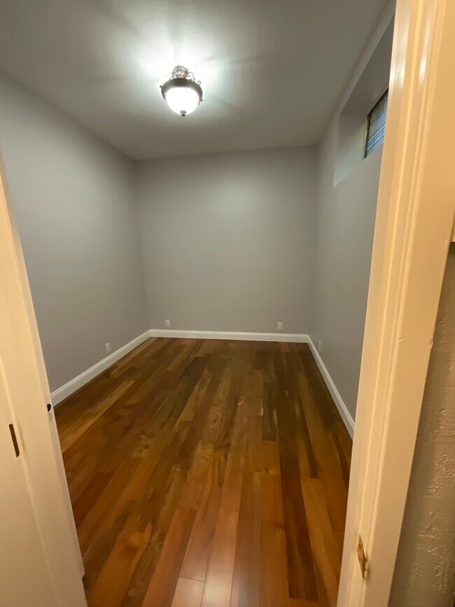 Dormitorio - 2452 Harding Ave