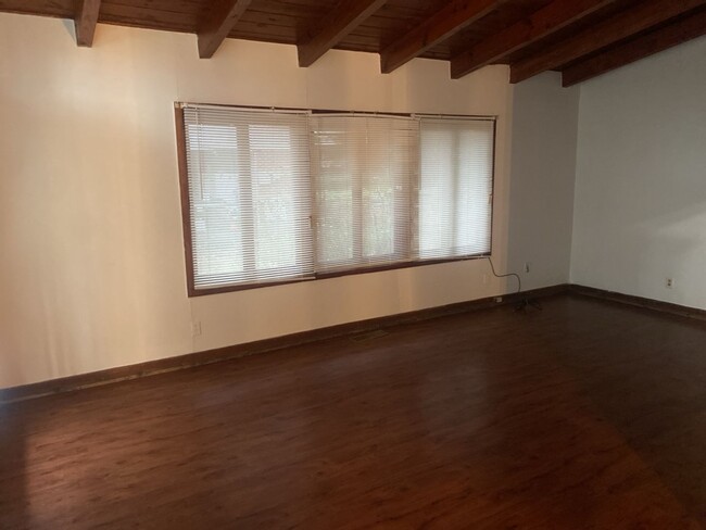 Foto del edificio - 2212 Rosemary Ln