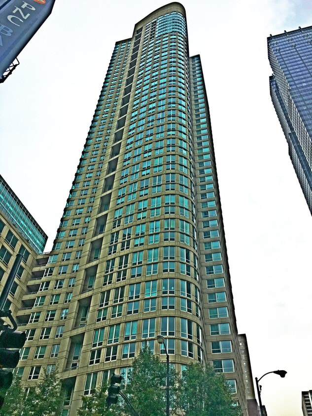 Primary Photo - River North High Rise 1b/1b with Fantastic...