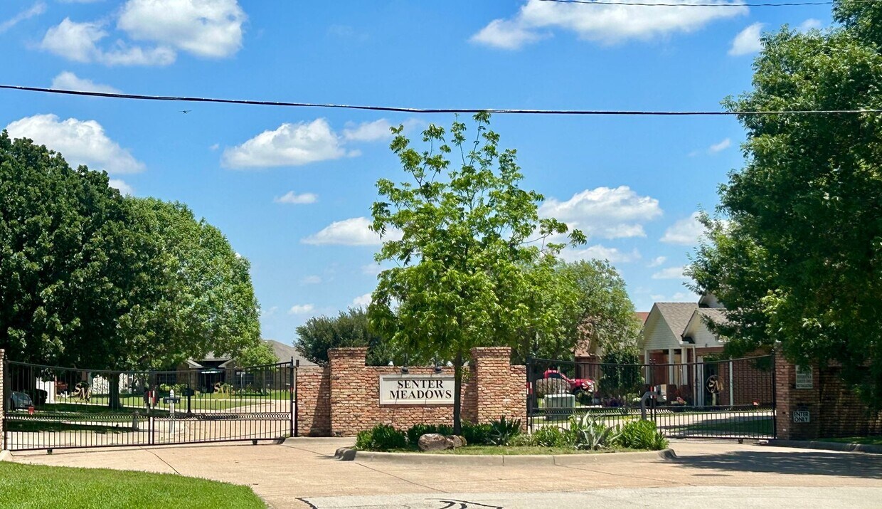 Foto del edificio - Beautiful 55 and Older Gated Community located in the center of town!