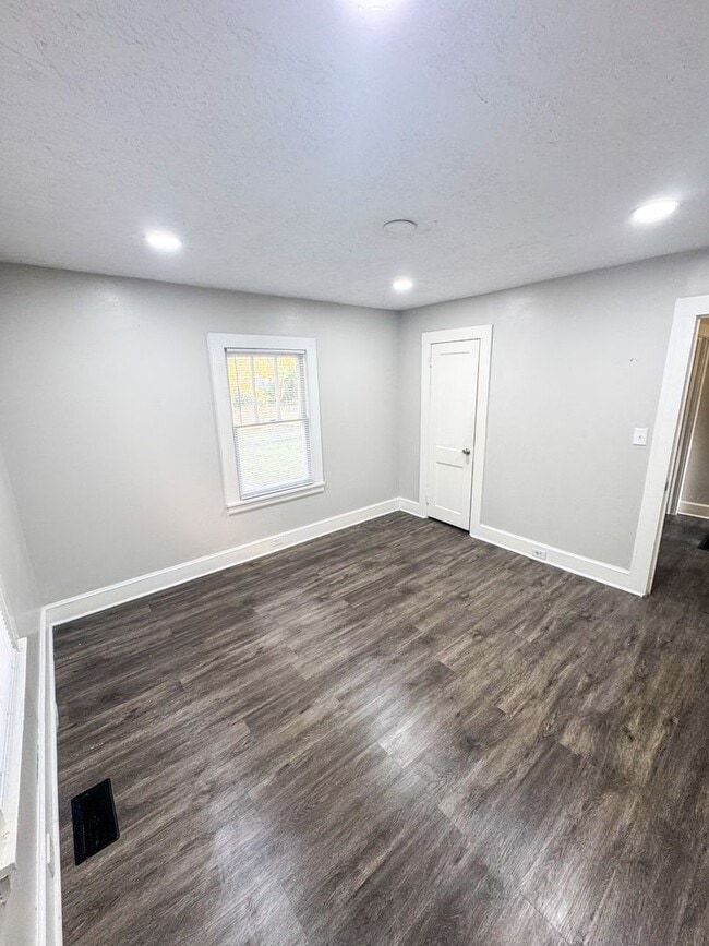 Building Photo - ? Charming 2 Bedroom Home with Garage & Ba...