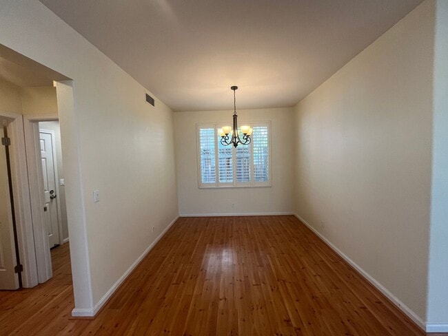 Building Photo - Newark Home is in perfect area for commuti...