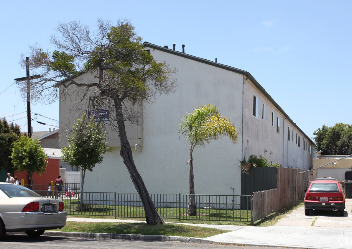 Building Photo - 4620 Wilson Ave