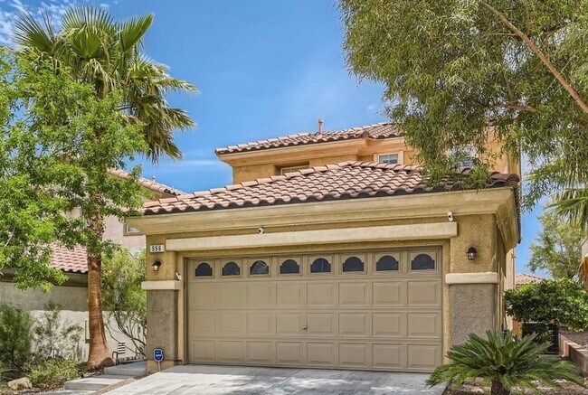 Building Photo - Beautiful Home w/Sparkling Pool