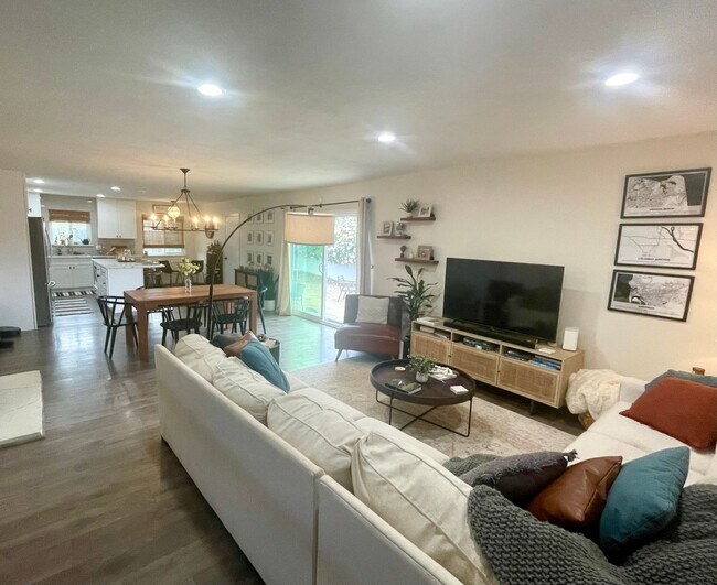 Foto del edificio - Custom Home in Country Club Estates!