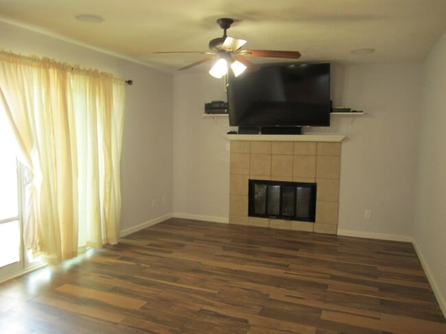 Building Photo - 3 br, 2 bath House - 260 N Shirley Ave