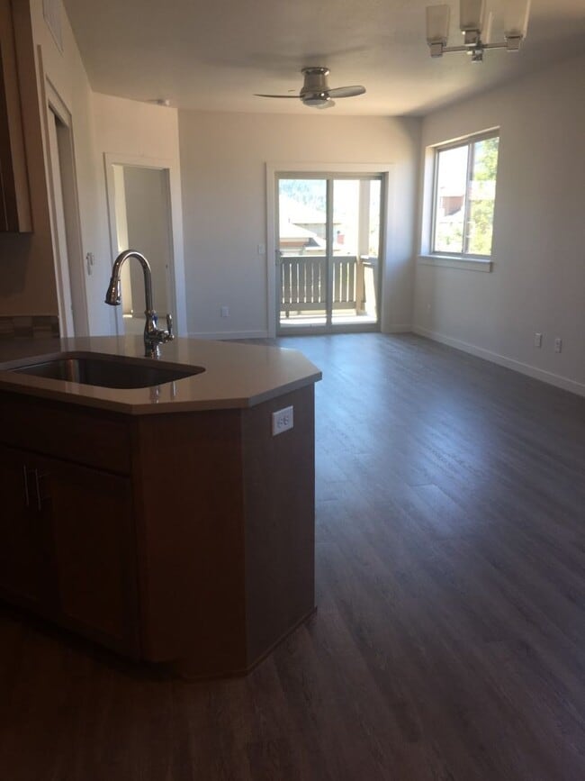 Foto del edificio - Newer & Beautiful 2bd/2bth condo in Ashland