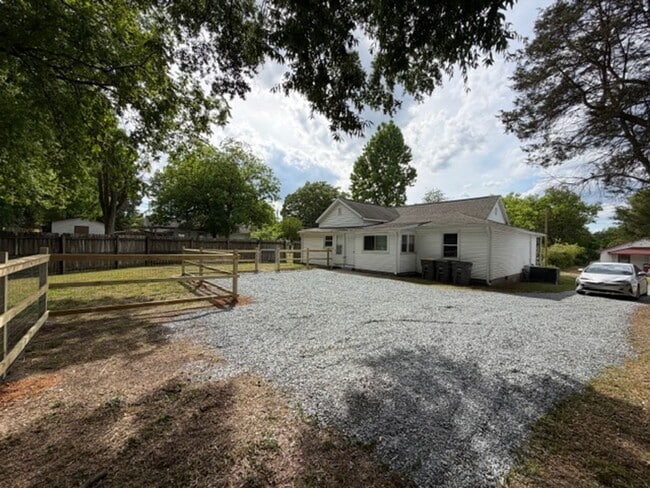 Building Photo - 1/2 MO/OFF SPECIAL - 3 bed/2 bath Fenced yard