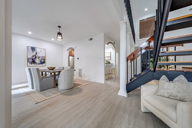 Building Photo - 516 S Post Oak Ln