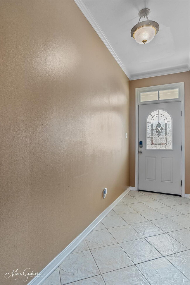 Building Photo - "Charming 3-Bed Sanctuary with Granite Countertops & Cozy Fireplace on Colonial Drive!"