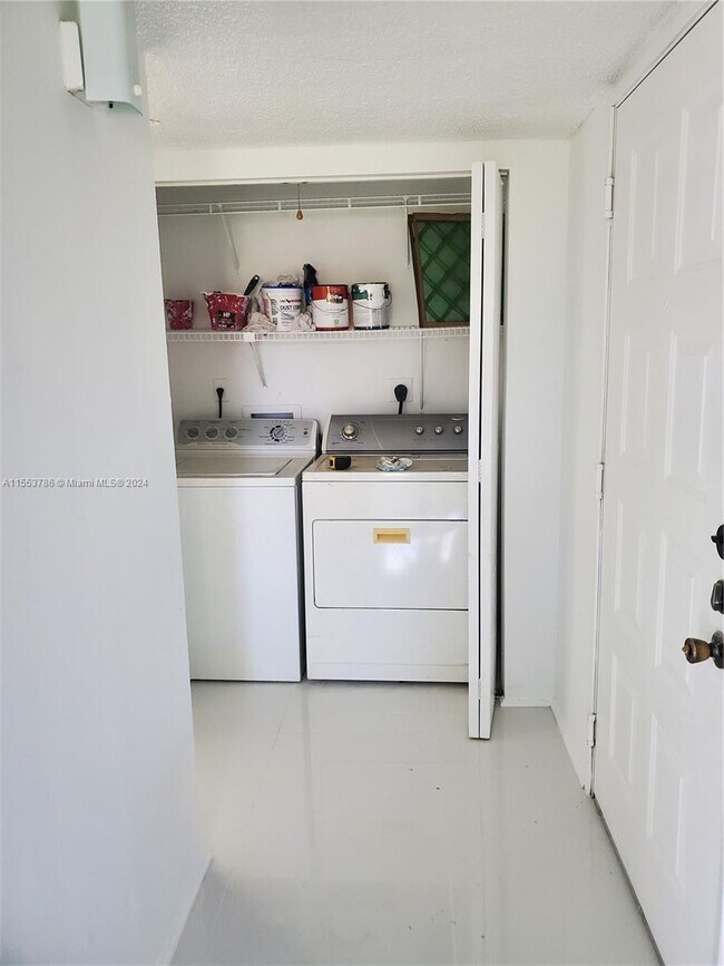 Foto del edificio - 3256 Coral Lake Ln